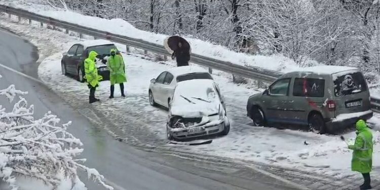Borëpastruesja përplas 3 makina në Rrugën e Arbrit, një person përfundon në spital