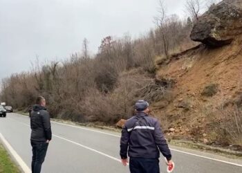 Rrezik në hyrje të Klosit, shkëmbi shkëputet nga mali, pezullohet qarkullimi i mjeteve
