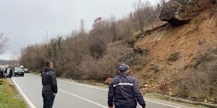Rrezik në hyrje të Klosit, shkëmbi shkëputet nga mali, pezullohet qarkullimi i mjeteve