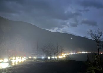 12 orë bllokim, mijëra qytetarë në të ftohtë/ Situatë alarmante nga trafiku në aksin Prrenjas-Elbasan, asnjë masë nga autoritetet