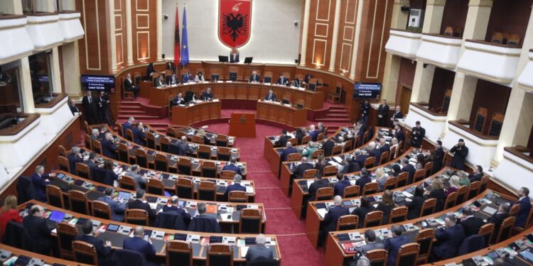 Shpifja, pse ndryshimet e PS nuk bindin median dhe shoqërinë civile