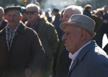 Ndryshon mosha e daljes në pension për gratë, rritet vjetërsia në punë për burrat