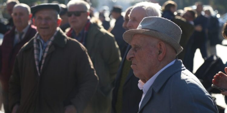 Ndryshon mosha e daljes në pension për gratë, rritet vjetërsia në punë për burrat