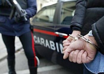 Tentoi t’i vërë flakën bashkëshortes, arrestohet 43-vjeçari shqiptar në Itali