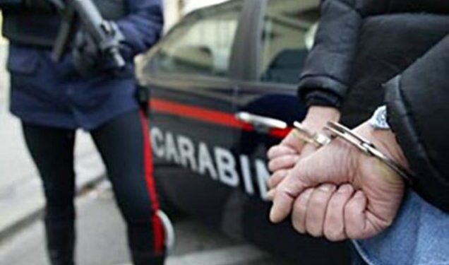 Tentoi t’i vërë flakën bashkëshortes, arrestohet 43-vjeçari shqiptar në Itali