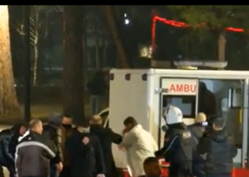 Lëndohet një person gjatë protestës së PD, merret nga autoambulanca
