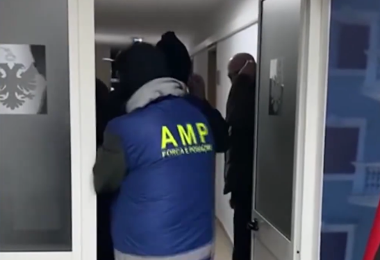 Goditen nënkomisarët që organizonin baste sportive të paligjshme, masa sigurie për 6 efektivë