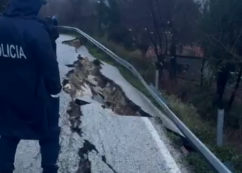 Dëmtohen dy banesa nga moti i keq në Selenicë, rrëshqet rruga! Lumi Vjosa del nga shtrati