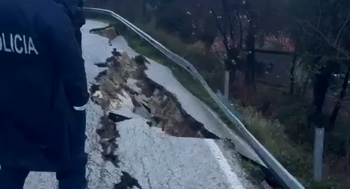 Dëmtohen dy banesa nga moti i keq në Selenicë, rrëshqet rruga! Lumi Vjosa del nga shtrati