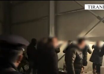 I zhvatën një shtetasi 40 mijë € në Rinas, arrestohen 4 persona