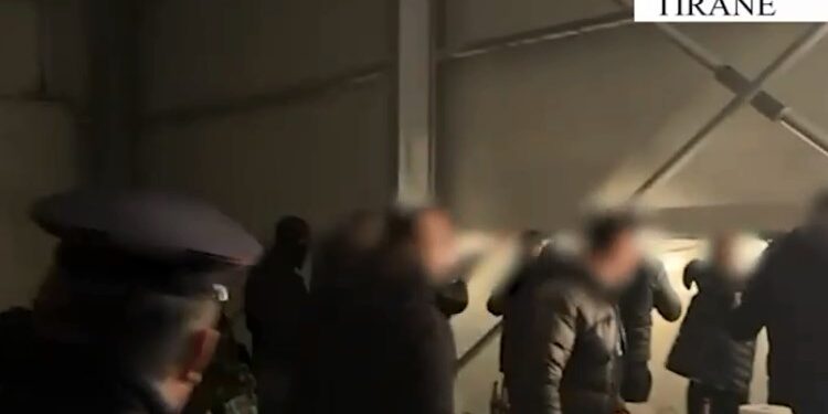 I zhvatën një shtetasi 40 mijë € në Rinas, arrestohen 4 persona