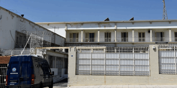 Greqi/ I burgosuri shqiptar vritet brenda qelisë