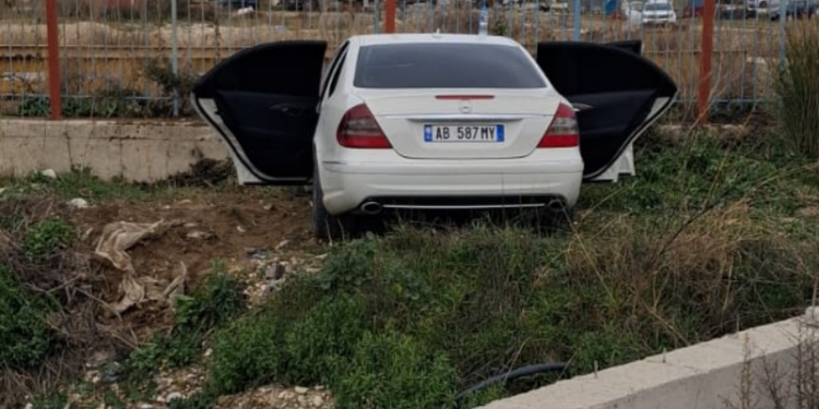 Aksident në aksin Vlorë-Orikum, plagoset shoferja dhe një 16-vjeçar