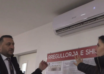 Dy shkolla pa ngrohje në Kavajë, prindërit: Kërkojnë para nga ne