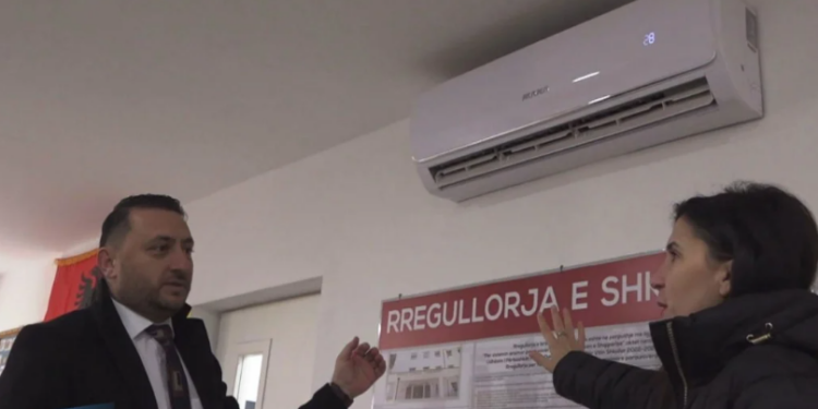 Dy shkolla pa ngrohje në Kavajë, prindërit: Kërkojnë para nga ne
