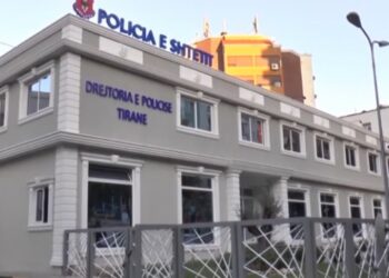 Sherr brenda komisariatit në Tiranë, dy vajza dhunojnë policen