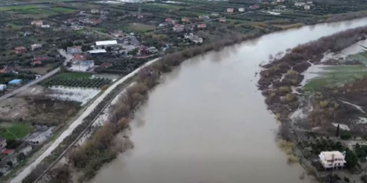 Vlora shpenzon 154 milionë për hidrovorin, por përmbytet çdo vit