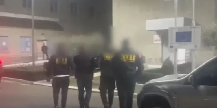 Fusnin drogë në qelitë e burgut, arrestohen tre persona në Elbasan, mes tyre një polic