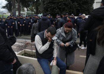 FOTOLAJM/ Lapaj i lënduar, policia shkul bombolat e gazit dhe çadrat! Çfarë nuk u pa nga përleshja para Kryeministrisë
