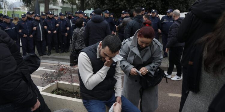 FOTOLAJM/ Lapaj i lënduar, policia shkul bombolat e gazit dhe çadrat! Çfarë nuk u pa nga përleshja para Kryeministrisë