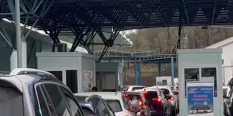 Kthimi i emigrantëve pas festave/ Radhë të gjata në Kakavijë, pala greke punon vetëm me 2 sportele