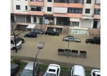 Reshjet e shiut shkaktojnë përmbytje në Durrës, uji vërshon në pallate e biznese