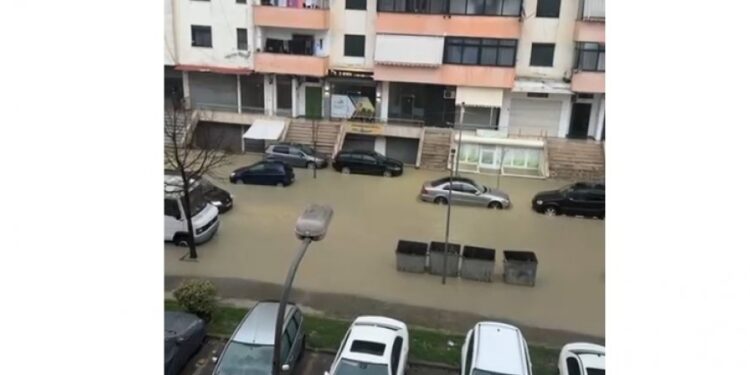 Reshjet e shiut shkaktojnë përmbytje në Durrës, uji vërshon në pallate e biznese