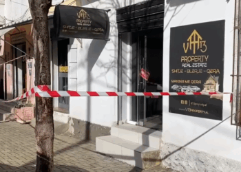Plagosi me thikë vajzën e tij, arrestohet babai i 24-vjeçares në Durrës