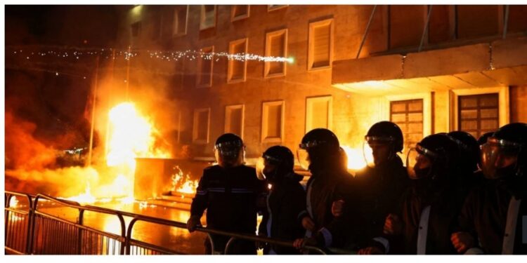 “Qytetarët kundër kryeministrit Rama”/ Prestigjiozja gjermane FAZ: Trazira në protestën antiqeveritare në Tiranë