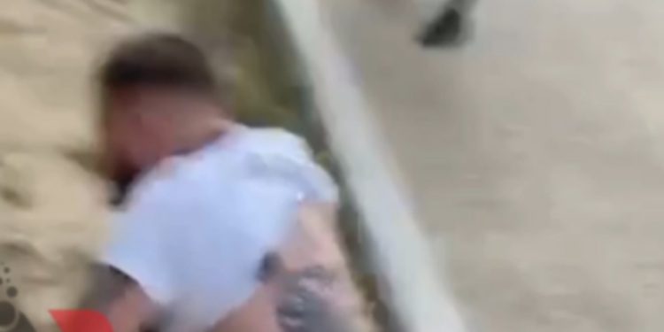Publikohet video ku Lim Hoti rrihet në mes të rrugës nga Finem