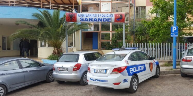 Plagosën me thikë të miturin në Sarandë, arrestohet çifti i bashkëshortëve (EMRAT)