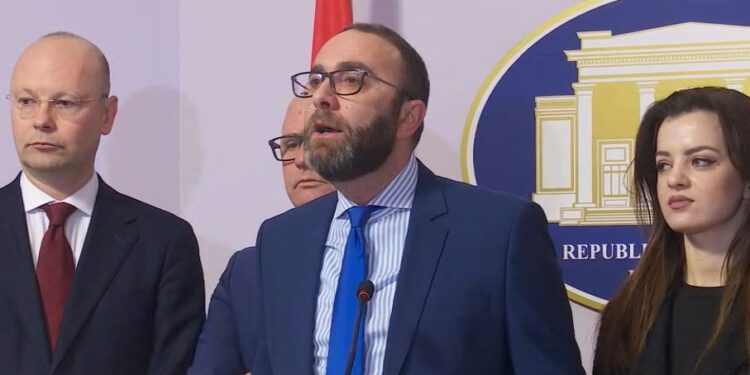 “Sot përfundoi afati që i dhanë Belindës”, Bardhi paralajmëron: Do përgatisim kallëzim penal ndaj Peleshit, s’mund të jetë ushtar i Ballukut!