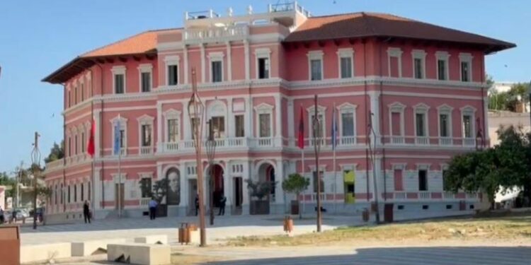 Mbyllja e Tregut Industrial në Vlorë, miratohet krijimi i dy tregjeve të përkohshme ambulante