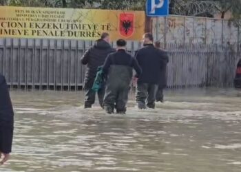 Ministri i Drejtësisë vesh çizmet dhe viziton burgun e përmbytur të politikanëve “VIP” në Durrës