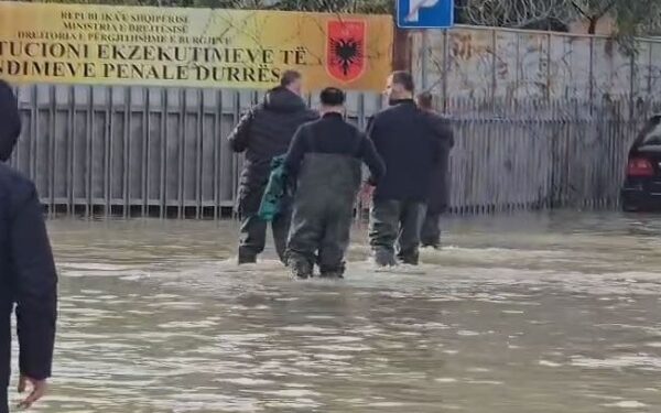 Ministri i Drejtësisë vesh çizmet dhe viziton burgun e përmbytur të politikanëve “VIP” në Durrës