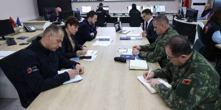 Shqipëria nën ‘pushtetin’ e ujit/ Ministri Vengu mbledh Komitetin e Emergjencave Civile