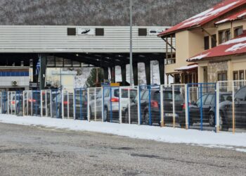 Radhë në kufirin me Greqinë, sistemi i ri i kontrollit sjell vonesa të gjata