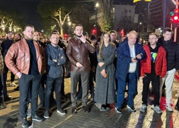 Ervin Salianji i bashkohet protestës para kryeministrisë, e shoqëron edhe Ilir Vrenozi