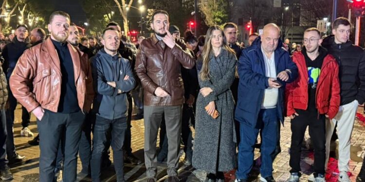 Ervin Salianji i bashkohet protestës para kryeministrisë, e shoqëron edhe Ilir Vrenozi