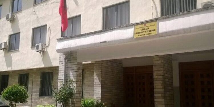 Abuzoi sek*ualisht me vajzën e mitur të partneres, burg për njerkun në Gjirokastër