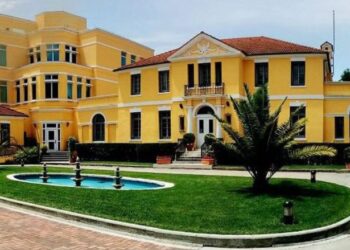 Ambasada e SHBA në Tiranë paralajmëron qytetarët: Shkelja e afateve të vizës sjell pasoja të rënda ligjore
