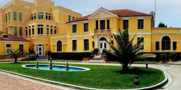Ambasada e SHBA në Tiranë paralajmëron qytetarët: Shkelja e afateve të vizës sjell pasoja të rënda ligjore