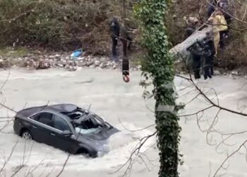 Zbardhet dinamika e aksidentit në Klos, policia arreston drejtuesin e mjetit: Nuk ndihmoi pasagjerin