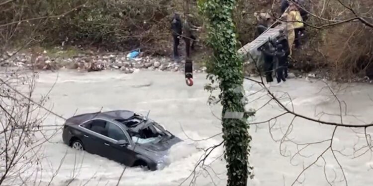 Zbardhet dinamika e aksidentit në Klos, policia arreston drejtuesin e mjetit: Nuk ndihmoi pasagjerin