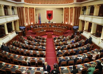 Kuvendi miraton dekriminalizimin gjysmak të shpifjes për gazetarët