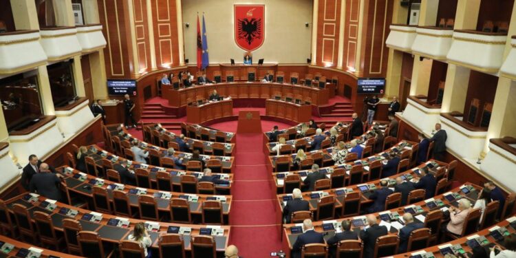 Kuvendi miraton dekriminalizimin gjysmak të shpifjes për gazetarët