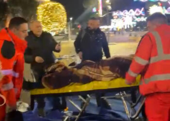 Lapaj pësoi dëmtime në kokë pas përplasjes me policinë! Përfundojnë të Trauma 2 protestues dhe 2 efektivë