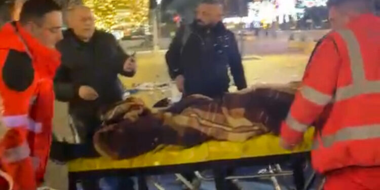 Lapaj pësoi dëmtime në kokë pas përplasjes me policinë! Përfundojnë të Trauma 2 protestues dhe 2 efektivë