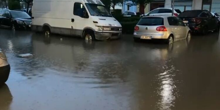 Përmbytet Lezha, situatë problematike në lagjen “Besëlidhja” dhe në disa shkolla