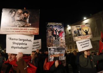 “Të rinjtë i dëbojnë, prindërit i vjedhin”, pankartat pikante në protestën e “Shqipëria Bëhet”